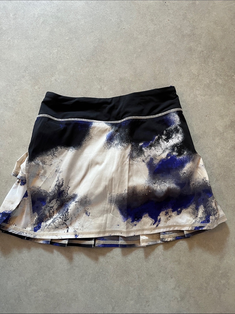 Lululemon athletica Black, White & Blue Abstract Skater Skirt
Size 2 tall - Picture 2 of 7